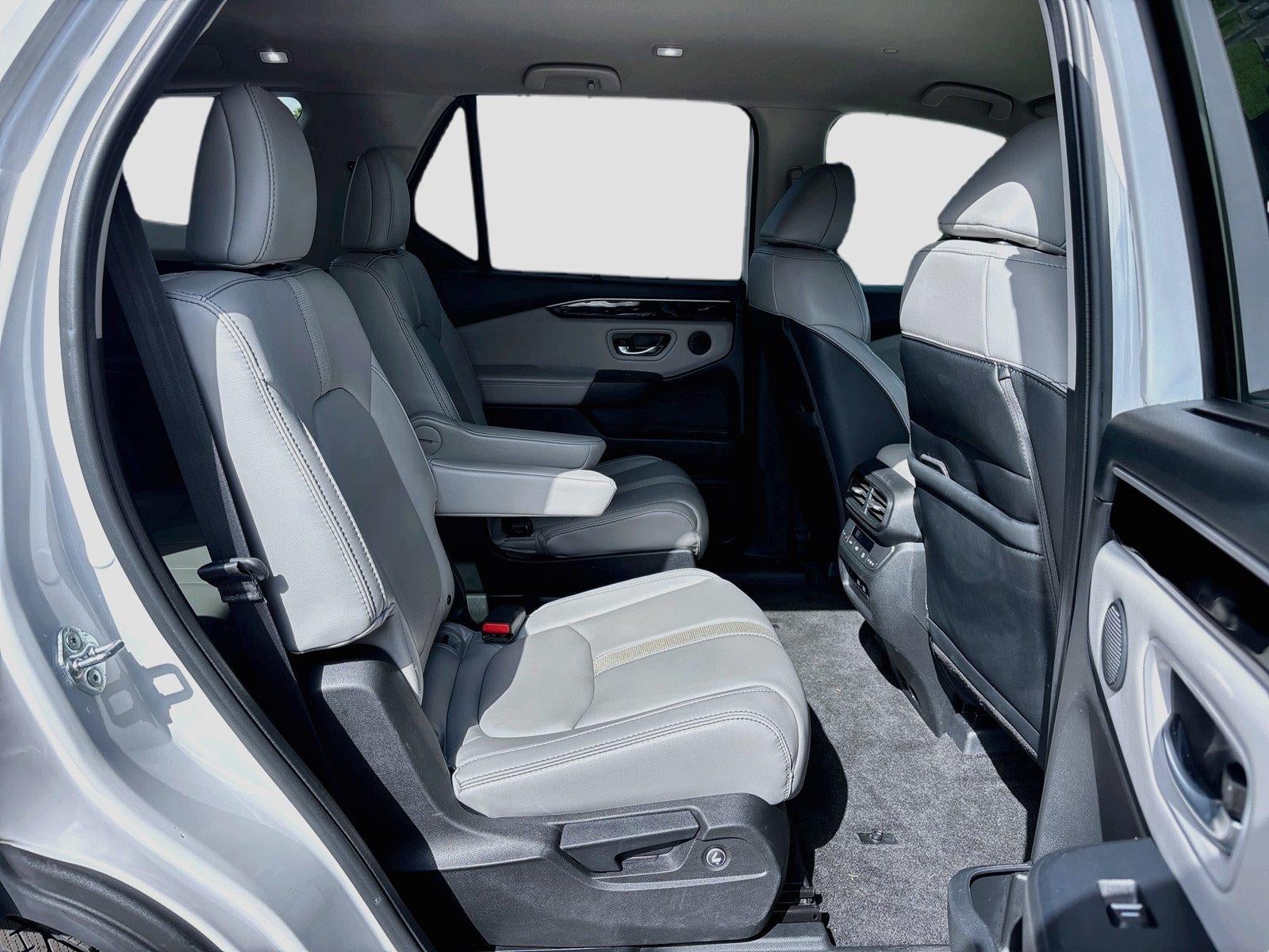 2023 Honda Pilot EX-L w/Rear Captain's Chairs