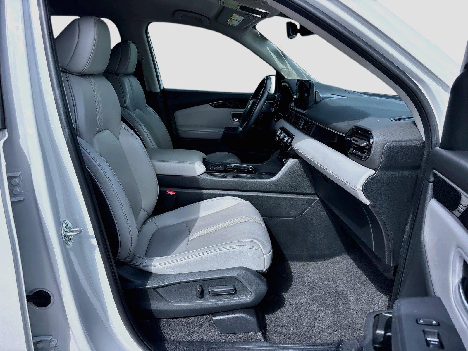 2023 Honda Pilot EX-L w/Rear Captain's Chairs
