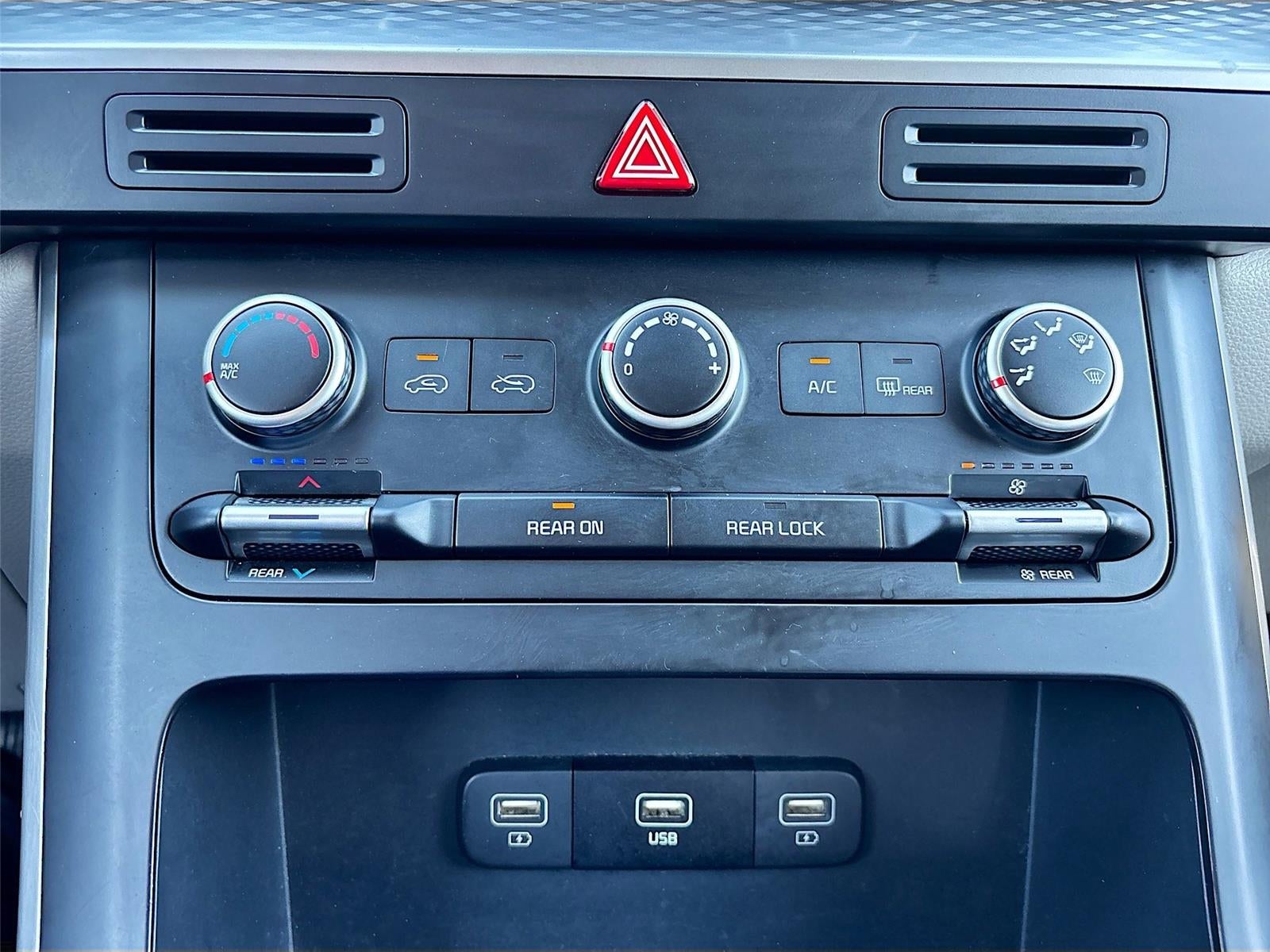 2024 Kia Carnival LX