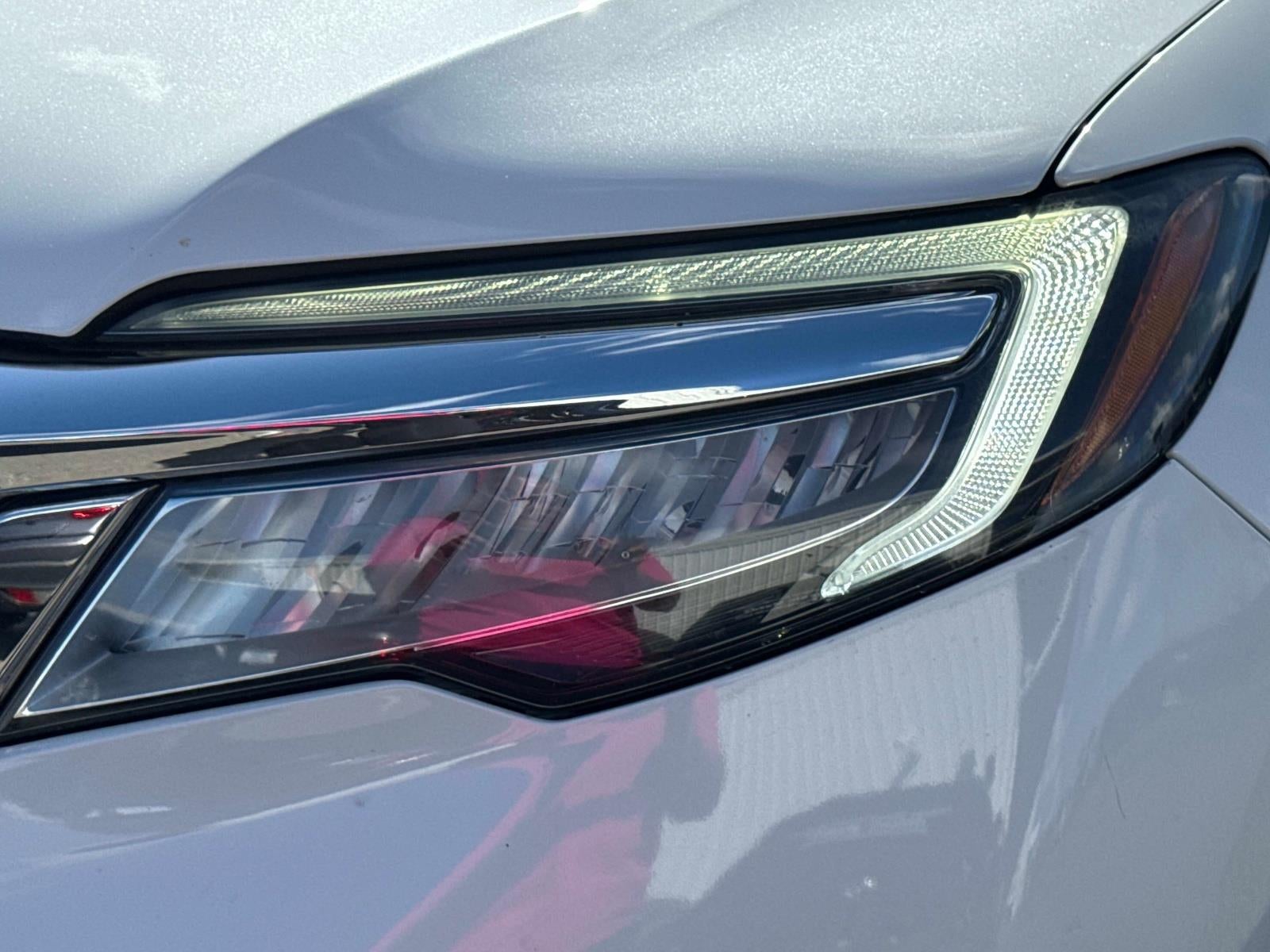 2020 Honda Pilot Touring w/Rear Captain's Chairs