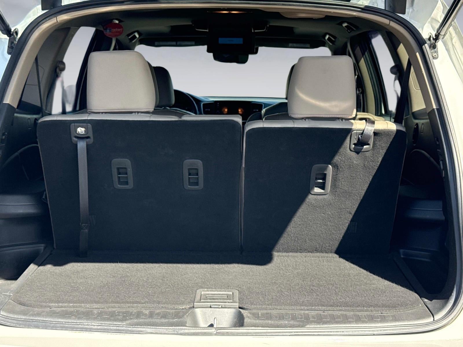 2020 Honda Pilot Touring w/Rear Captain's Chairs