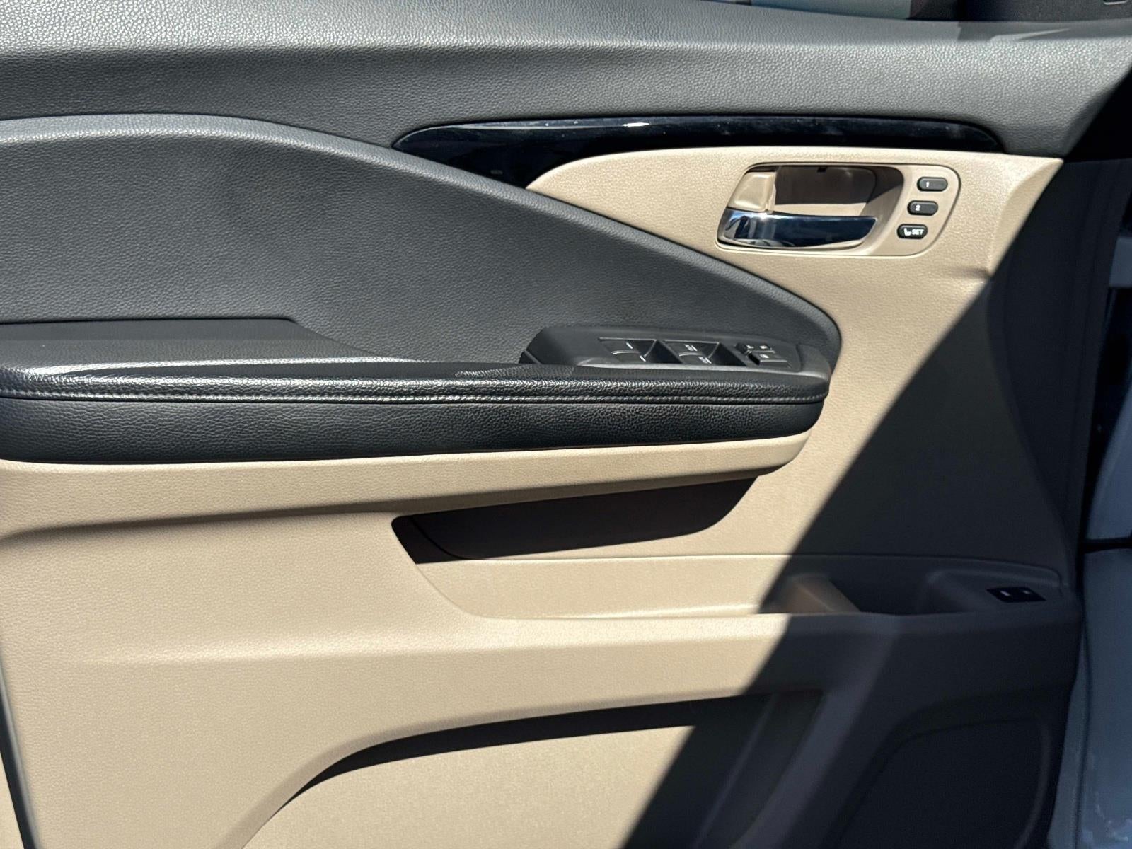 2020 Honda Pilot Touring w/Rear Captain's Chairs