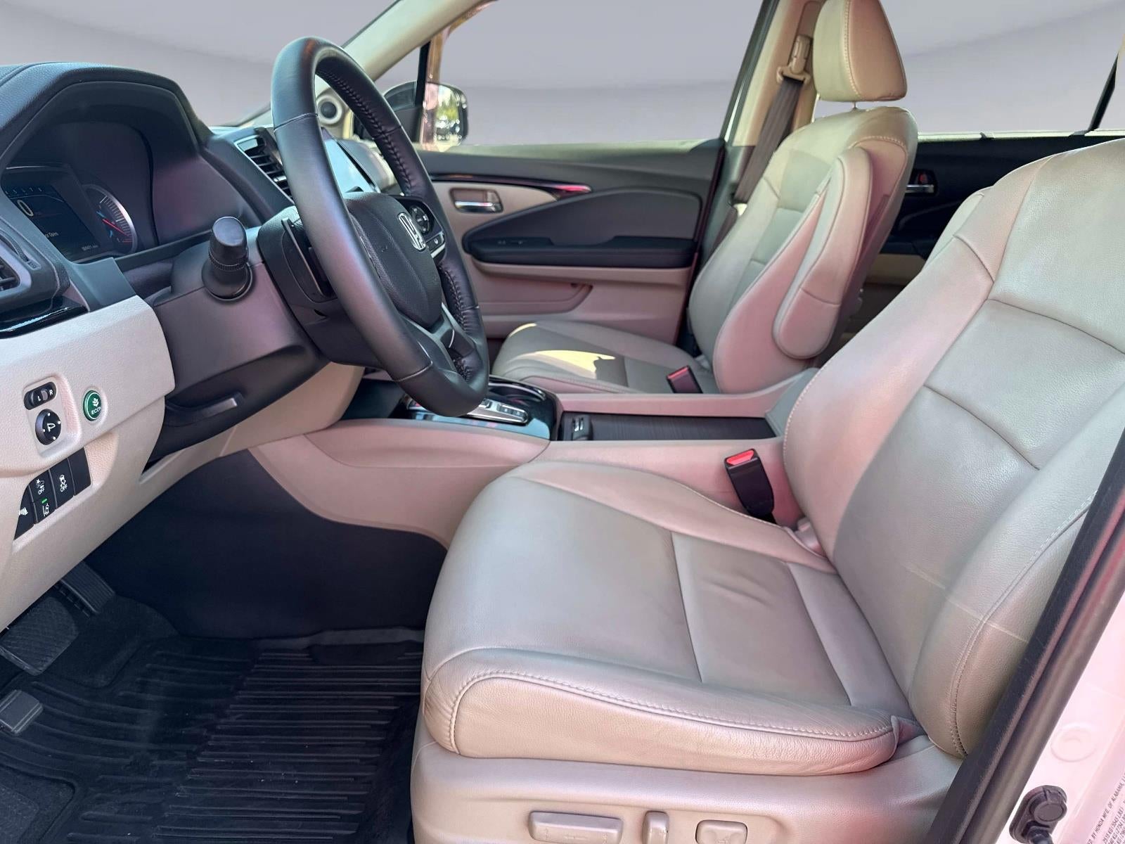 2020 Honda Pilot Touring w/Rear Captain's Chairs