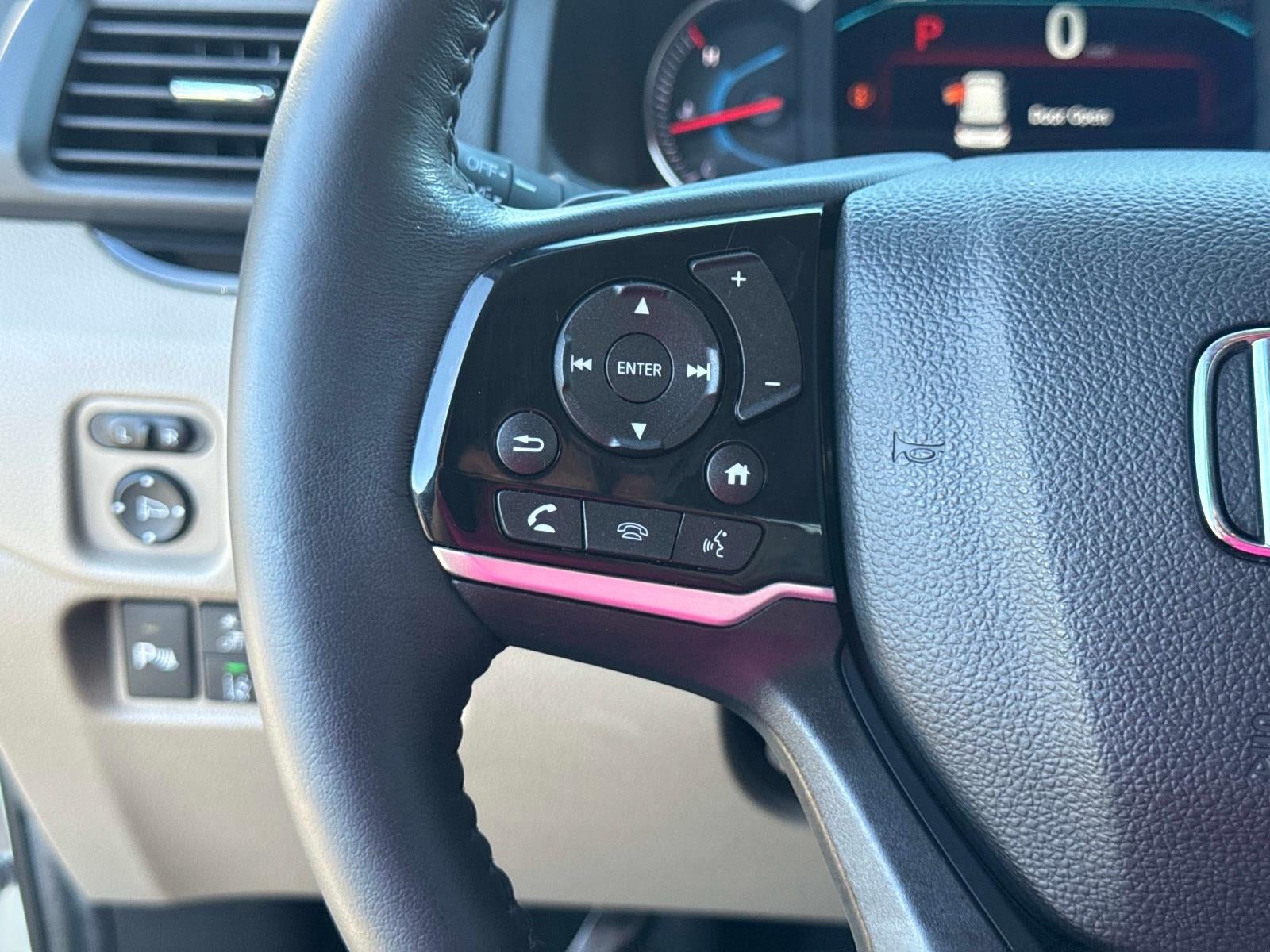 2020 Honda Pilot Touring w/Rear Captain's Chairs