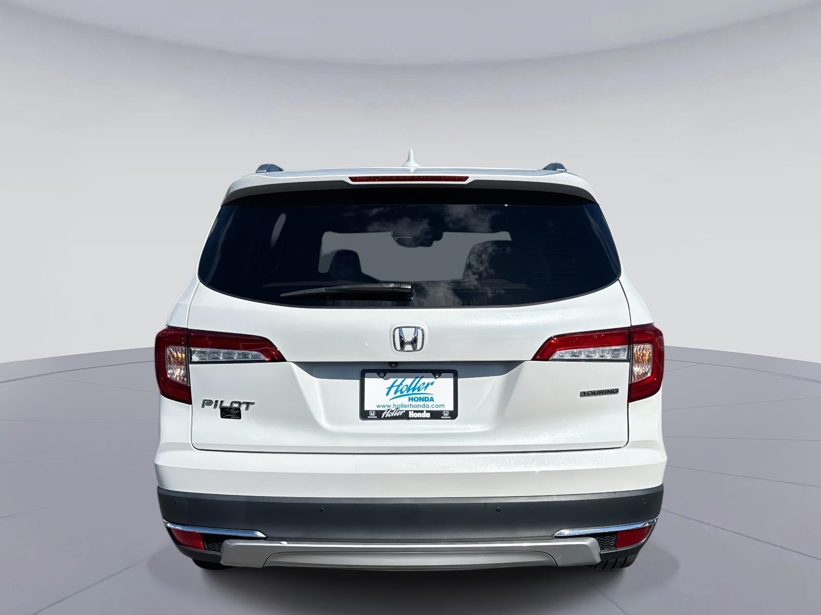 2020 Honda Pilot Touring w/Rear Captain's Chairs