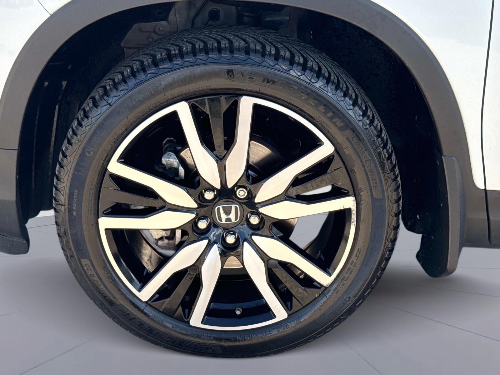 2022 Honda Pilot Touring w/Rear Captain's Chairs