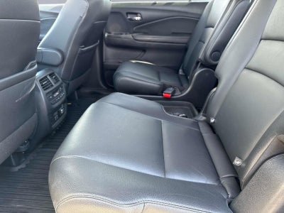 2022 Honda Pilot Touring w/Rear Captain's Chairs