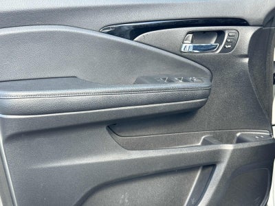 2022 Honda Pilot Touring w/Rear Captain's Chairs