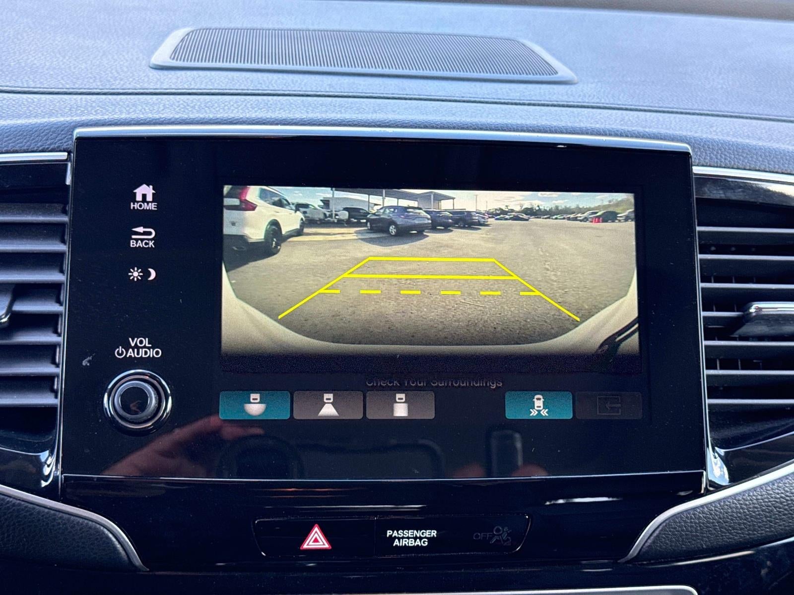 2022 Honda Pilot Touring w/Rear Captain's Chairs