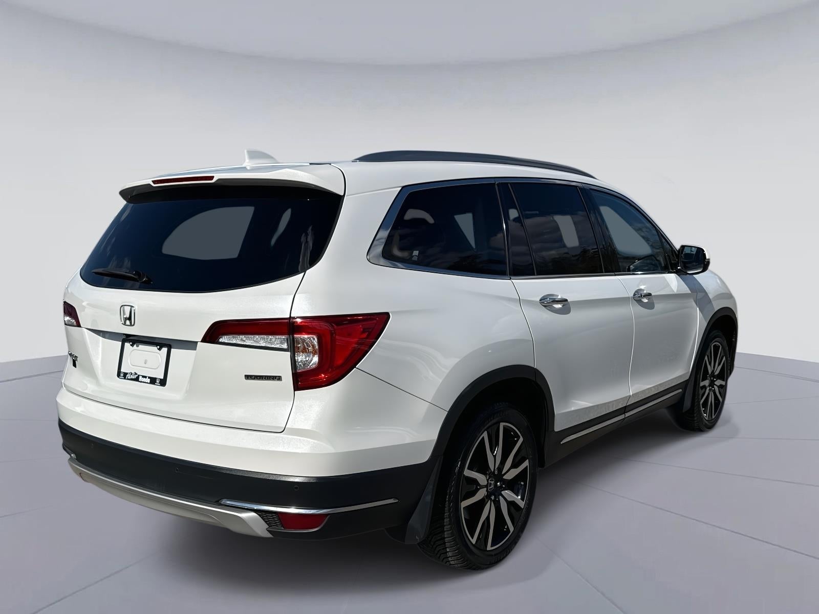 2022 Honda Pilot Touring w/Rear Captain's Chairs