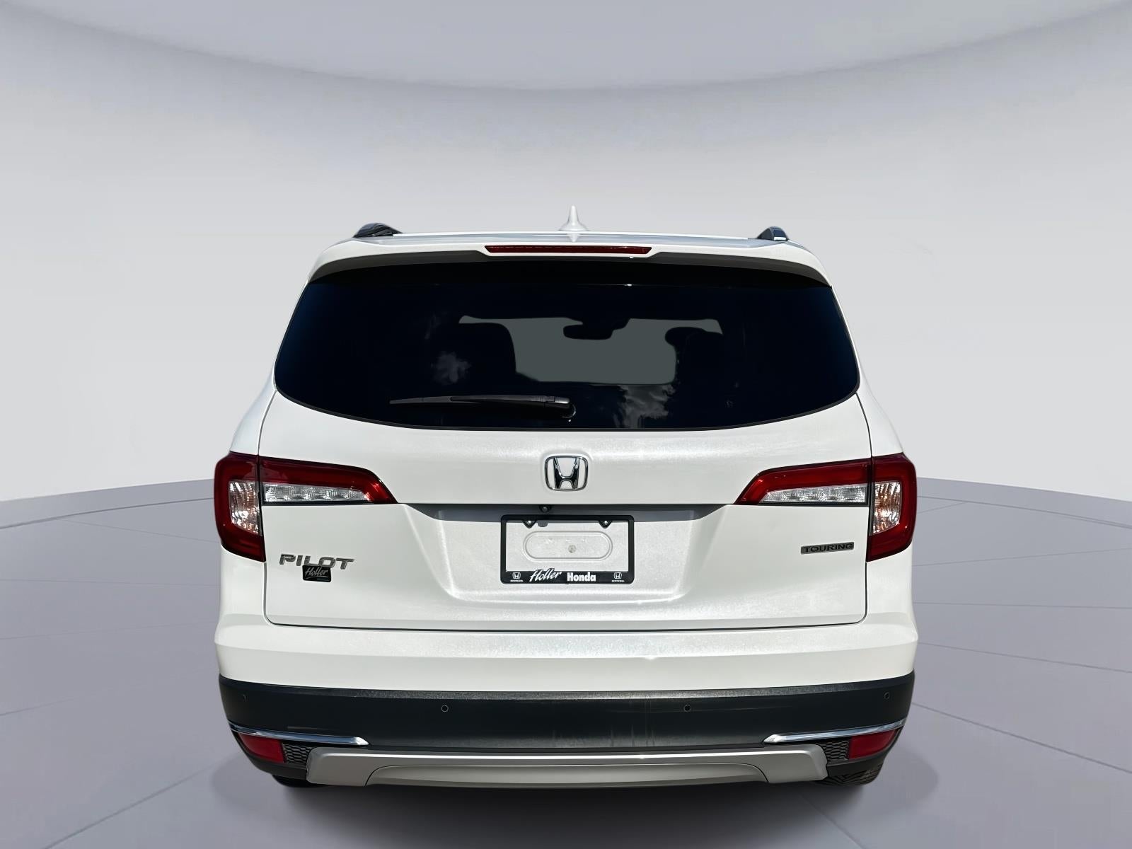 2022 Honda Pilot Touring w/Rear Captain's Chairs