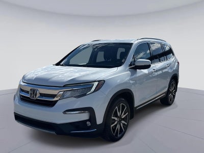 2022 Honda Pilot Touring w/Rear Captain's Chairs