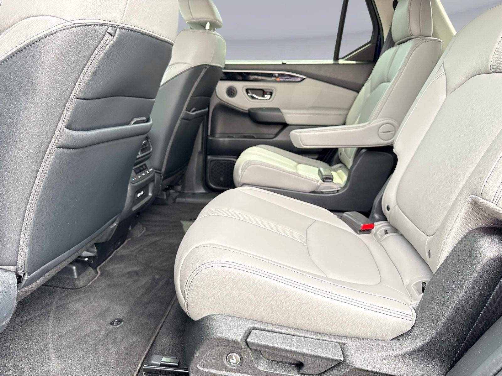 2023 Honda Pilot EX-L w/Rear Captain's Chairs