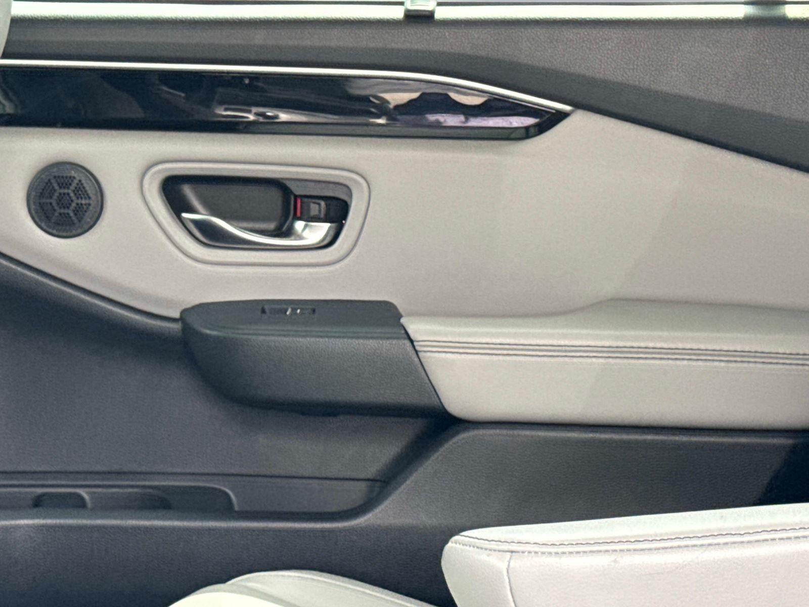 2023 Honda Pilot EX-L w/Rear Captain's Chairs