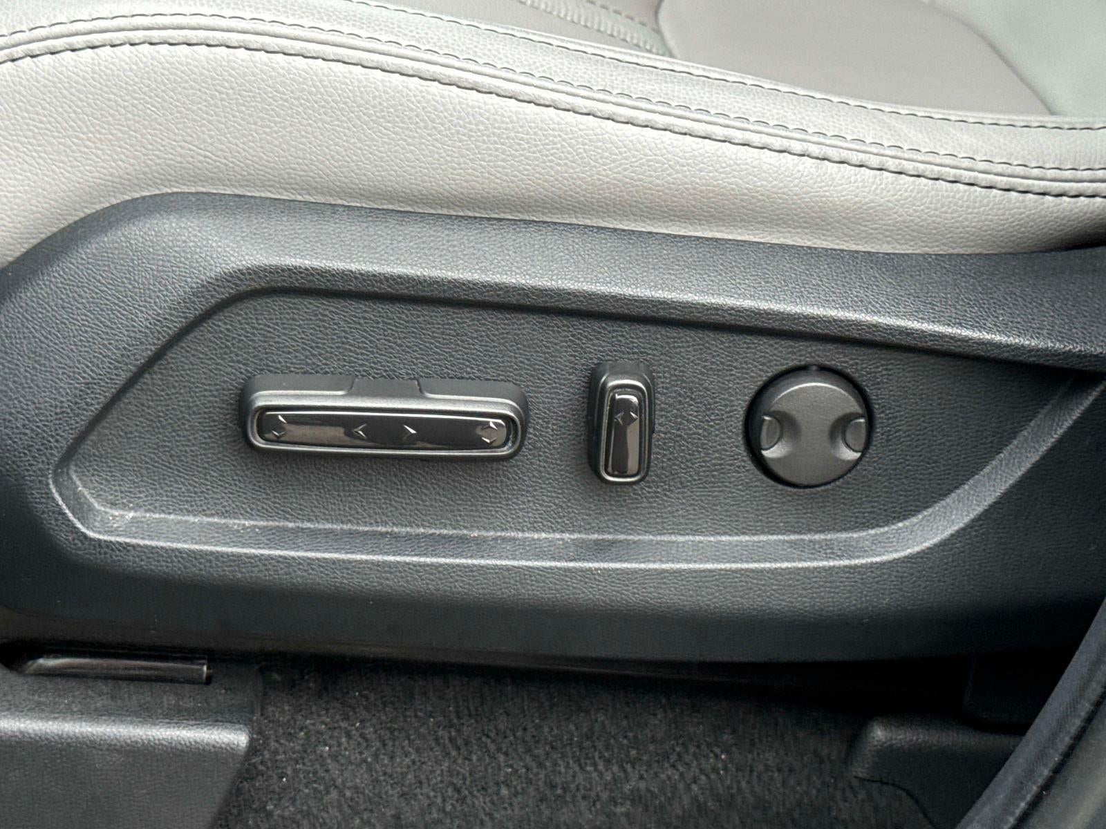 2023 Honda Pilot EX-L w/Rear Captain's Chairs