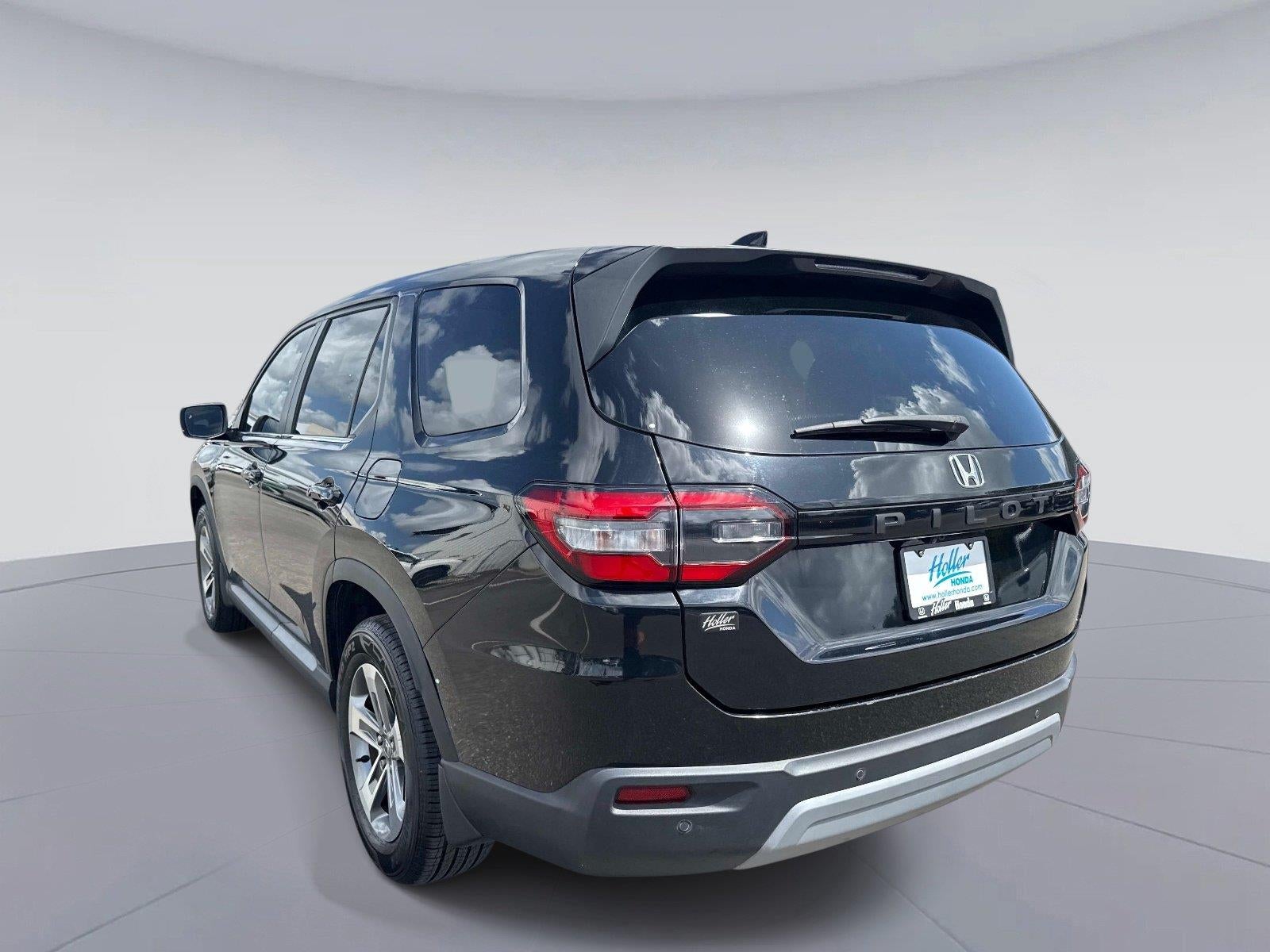 2023 Honda Pilot EX-L w/Rear Captain's Chairs